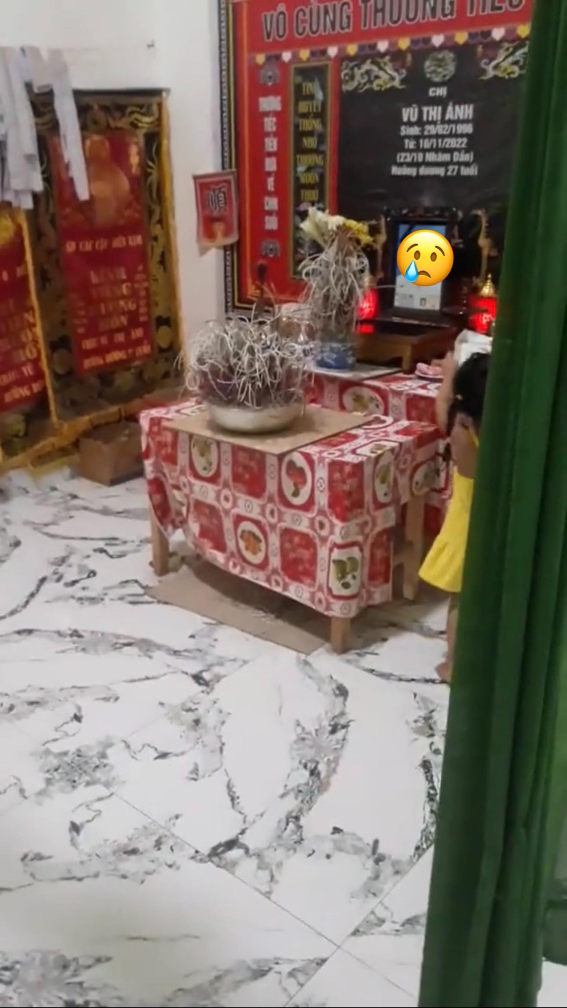 Cô bé giơ giấy khen trước tấm ảnh thờ của mẹ. Dù mẹ của em đã mất từ 2 năm trước rồi, thế nhưng cô bé vẫn chưa ý thức được điều này. Theo như ba của em chia sẻ, em vẫn tưởng mẹ đi nước ngoài chứ chưa hiểu chuyện gì