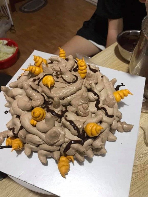 Sinh nhật mà bà chị đúng chuẩn gái đoảng tặng cậu em chiếc bánh này thì "Tình chị em có chắc bền lâu".