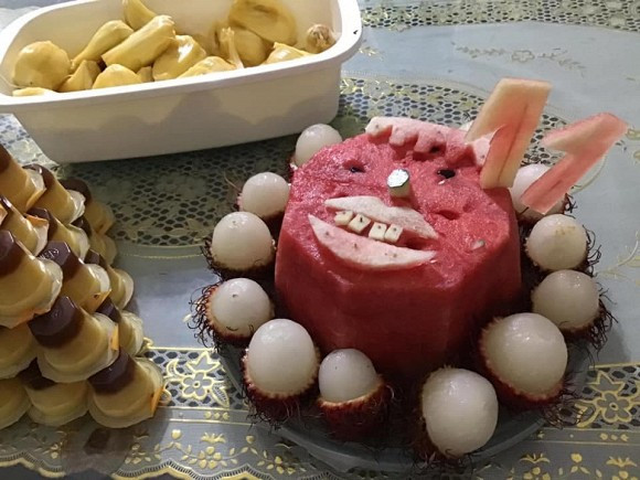 Nhìn bánh chẳng nỡ ăn vì còn... bận cười.