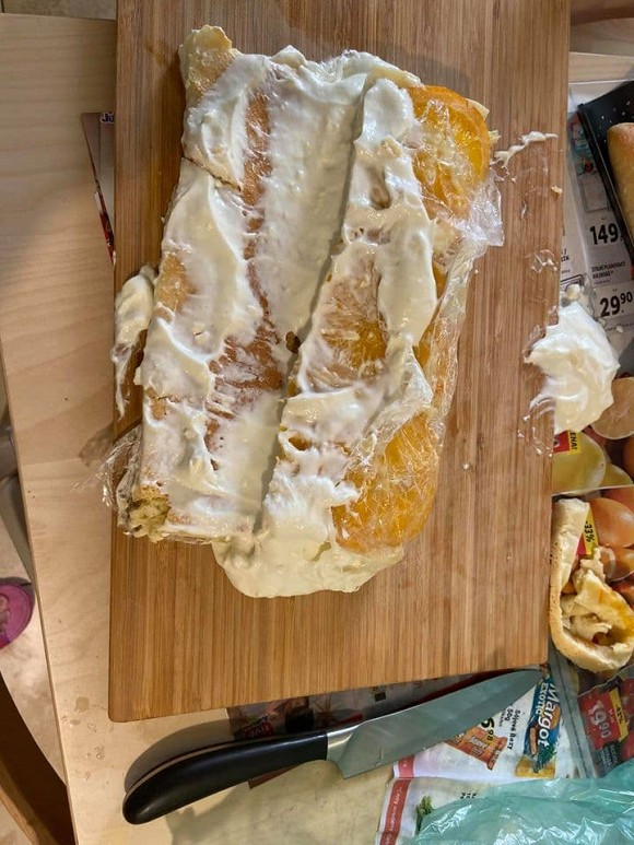 Nhìn thôi, cũng chẳng muốn ăn chiếc bánh này rồi.