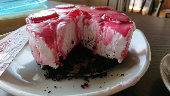 Chủ nhân làm ra chiếc bánh đặt tên rất mỹ miều cho thành phẩm của mình: "Đêm mơ thác đổ".