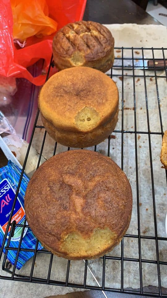 Làm bánh tặng bạn, lúc nhìn thành phẩm tự cảm thấy chán. Đã vậy, cậu con trai lại cắn mỗi bánh một ít như thế này.