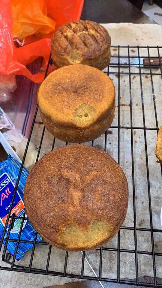 Làm bánh tặng bạn, lúc nhìn thành phẩm tự cảm thấy chán. Đã vậy, cậu con trai lại cắn mỗi bánh một ít như thế này.