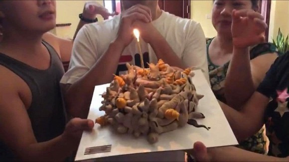 Nhìn thành phẩm nấu ăn từ đồ mặn, nướng đến bánh đều trông "thảm hại". Trong đó, có những chiếc bánh sinh nhật với hình thù kỳ quái khiến người xem cười sái quai hàm.