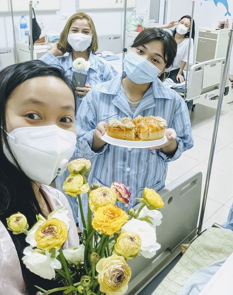 Nu tiep vien hang khong ke chuyen cach ly Covid-19 chiem song MXH