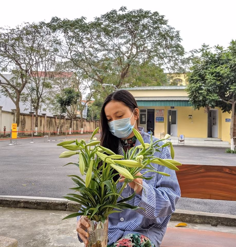 Nu tiep vien hang khong ke chuyen cach ly Covid-19 chiem song MXH-Hinh-2