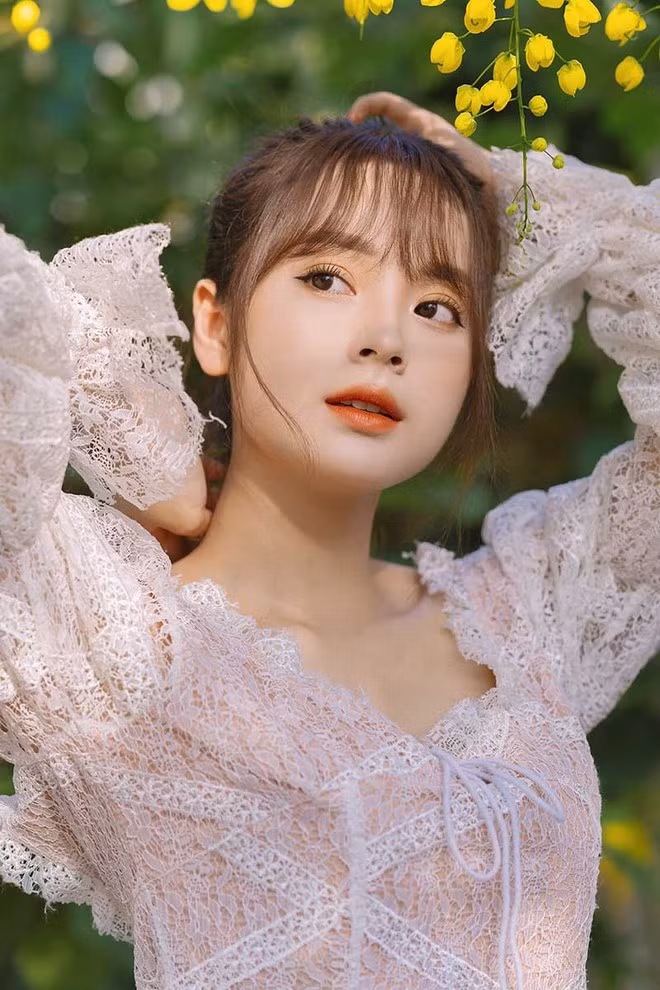 Tên tuổi của Hà nổi lên bởi hot girl này sở hữu nhan sắc xinh đẹp với đôi mắt "biết nói" và nụ cười rạng rỡ lay động lòng người.