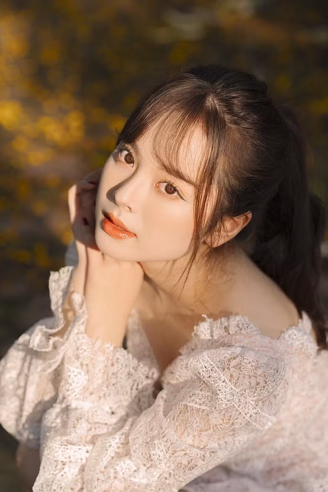 Dù ở mọi góc cạnh nào thì nữ sinh này vẫn luôn xinh đẹp hết phần người ta.