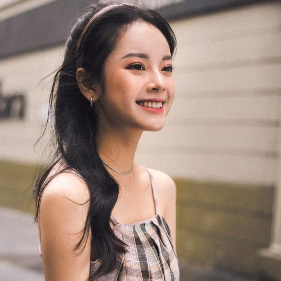 Học tập tại ngôi trường này, nữ sinh xinh đẹp cho biết cô luôn cố gắng trau dồi kiến thức, kỹ năng để thực hiện ước mơ trở thành doanh nhân trong tương lai.