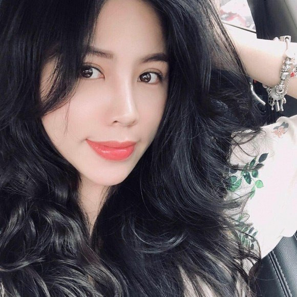 Quá nhớ bầu trời, năm 2011, Hồng Hạnh quay trở lại làm tiếp viên, không lâu sau thì lên làm tiếp viên trưởng. 4 năm sau, khi gia đình ổn định hơn, cô quyết tâm đi học phi công bên Mỹ.