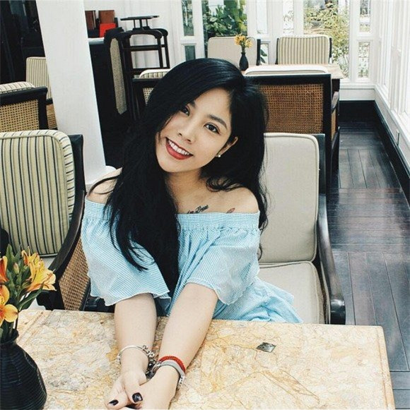 Nữ cơ phó Hồng Hạnh còn là bạn thân "nối khố" của Vân Hugo. Nữ MC từng chia sẻ niềm tự hào khi thấy cô bạn của mình ngồi bên trong buồng lái, làm công việc mơ ước từ lâu.