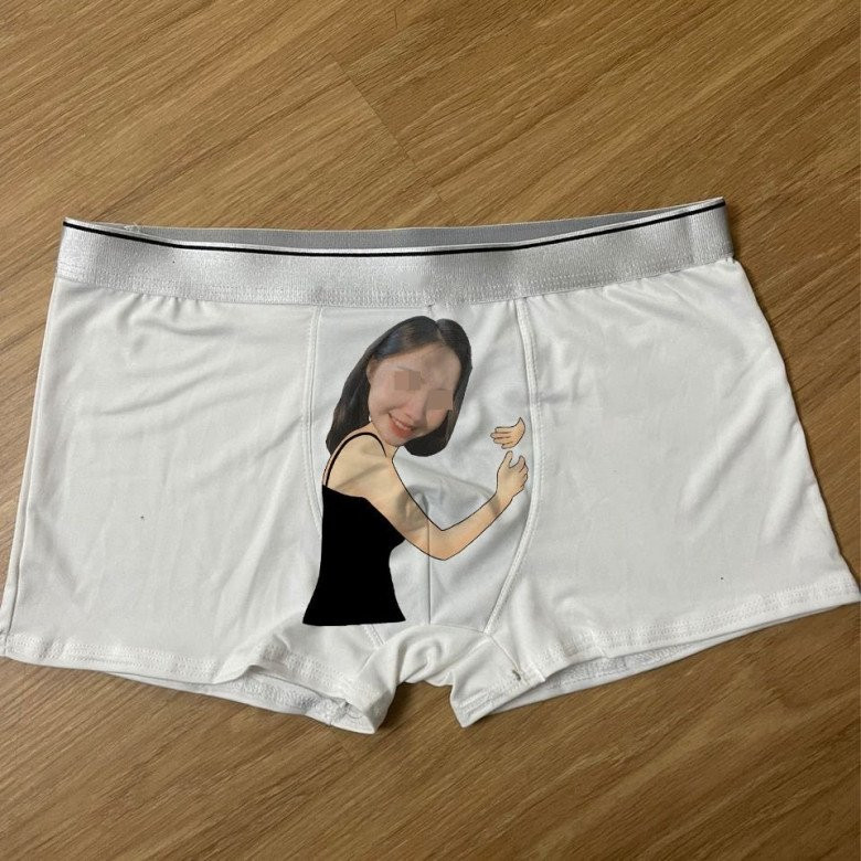 Phần đũng quần vốn được may vá với những đường chắp nối tẻ nhạt nay lại thêm kịch tính với gương mặt của "hoa đã có chủ".