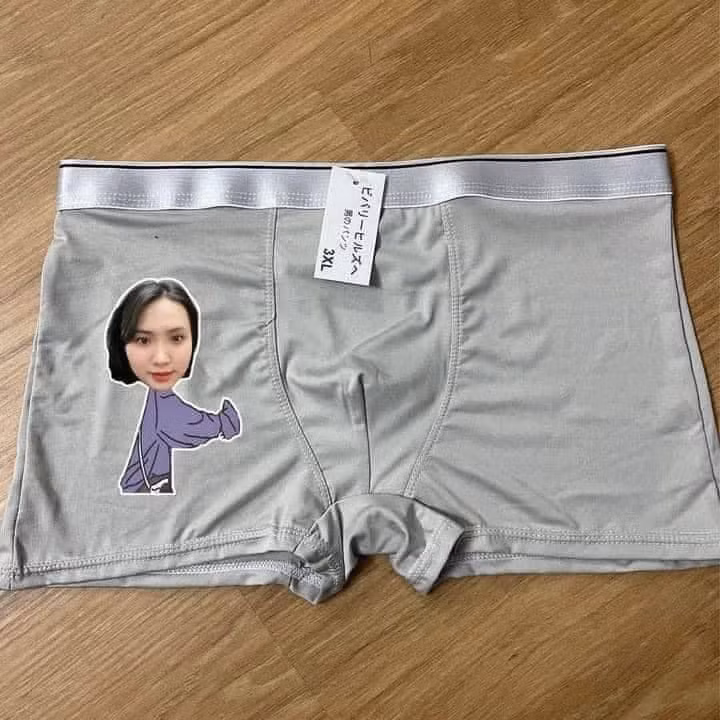 Trên các diễn đàn thời trang, dân tình đang rần rần chia sẻ những mẫu quần lót có thiết kế vô cùng độc đáo. Thay vì mang họa tiết kiểu cách, các mẫu quần lót nam đang được hội chị em truyền tay nhau in hình selfie của chị em.