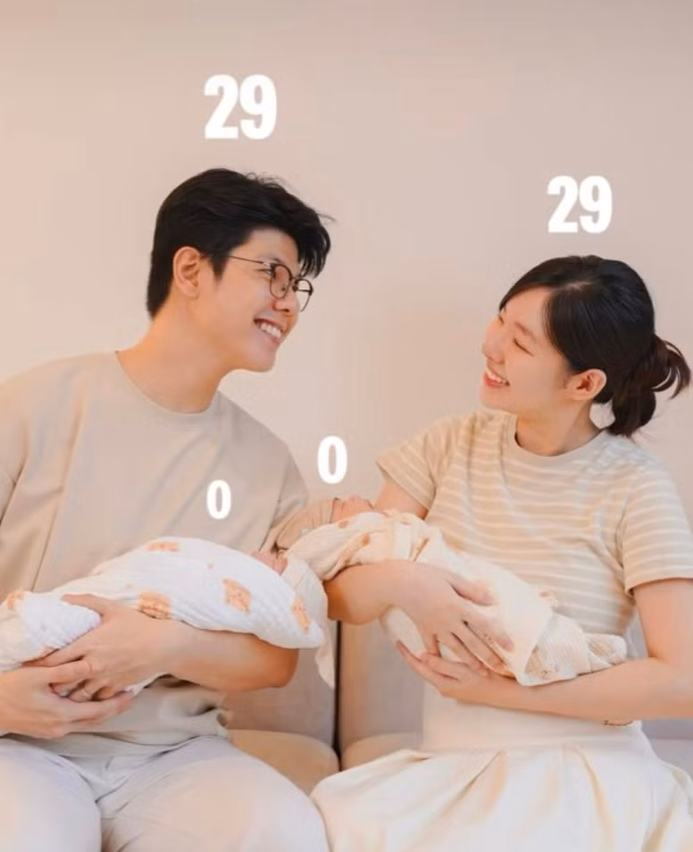 Bên nhau từ năm tuổi đôi mươi, đến giờ cặp đôi đã có 10 năm hạnh phúc bên nhau, cũng đã đón em bé đầu lòng.