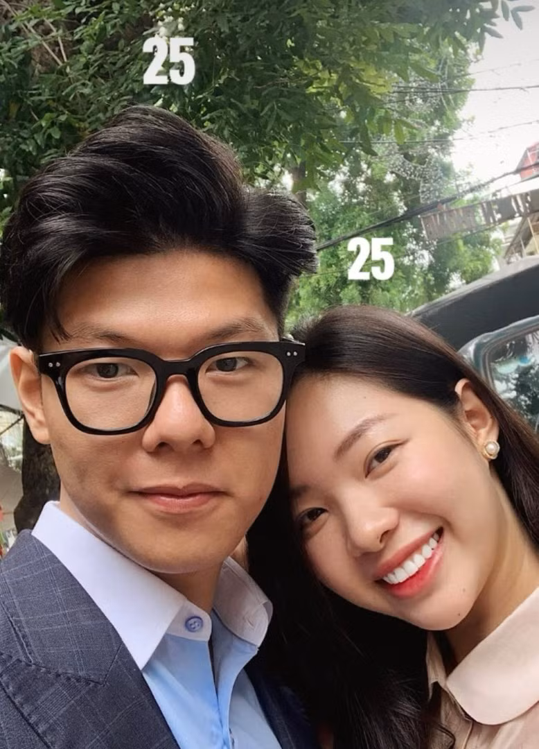 Cặp đôi thường xuyên chia sẻ những khoảnh khắc cuộc sống lên trang Tiktok. Họ đã biến cuộc sống đời thường giản dị thành những bản tin mang đậm chất truyền hình. Từ cuộc sống sinh hoạt, rủ vợ đi chơi, những màn bóc phốt bá đạo hay màn tranh giành nhà vệ sinh những lúc khẩn cấp… tất cả đều mang dáng dấp của một MC hiện trường thực thụ.