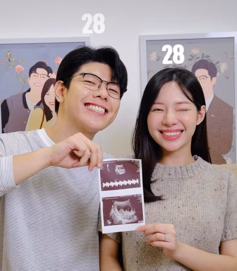 Sau thời gian chung sống, Mạnh Cường - Hương Giang vỡ òa khi thông báo đã có em bé đầu lòng.