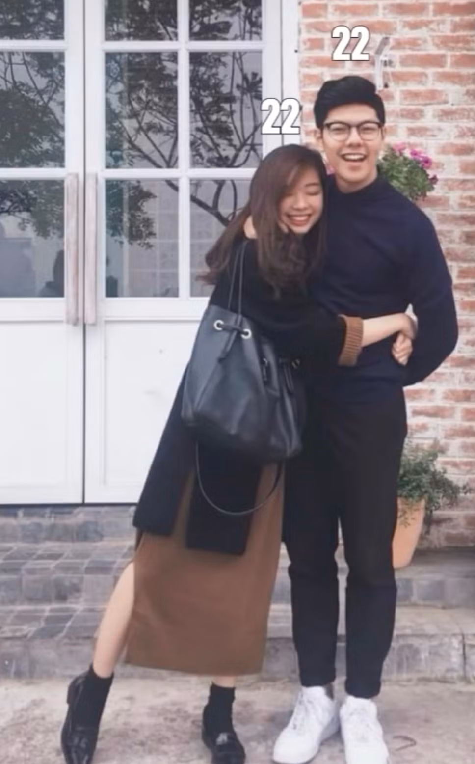 Ở lứa tuổi 22, là sinh viên năm cuối, cặp đôi đã ở bên nhau, cùng nhau cố gắng.