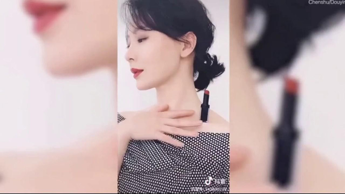 Thời gian gần đây, trend đặt son trên xương quai xanh được khởi xướng bởi một diễn viên người Trung Quốc có tên Chen Shu được cộng cộng đồng mạng nước này hưởng ứng nhiệt tình. Trào lưu này giúp người chơi khoe được phần xương quyến rũ và thân hình mảnh khảnh đúng với quan niệm cái đẹp của người Á Đông.