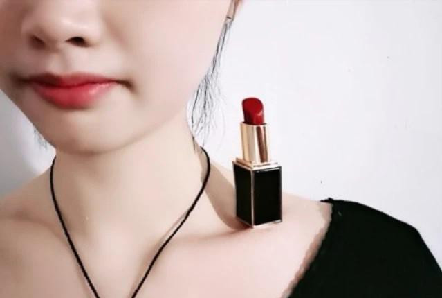 Trào lưu khoe xương quai xanh thon gọn bằng cách đặt son lên bắt đầu được yêu thích tại Trung Quốc từ ngày 2/3. Khi tìm kiếm từ khoá #LipstickChallenge trên mạng xã hội của nước này có thể thấy hàng trăm nghìn bài viết, hình ảnh của người tham gia.