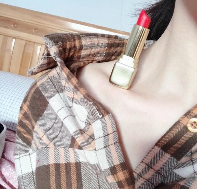 Để tăng độ khó, các cây son sẽ được mở nắp, khi phần son chạm vào da để lại vết tức là bạn đã thua cuộc.