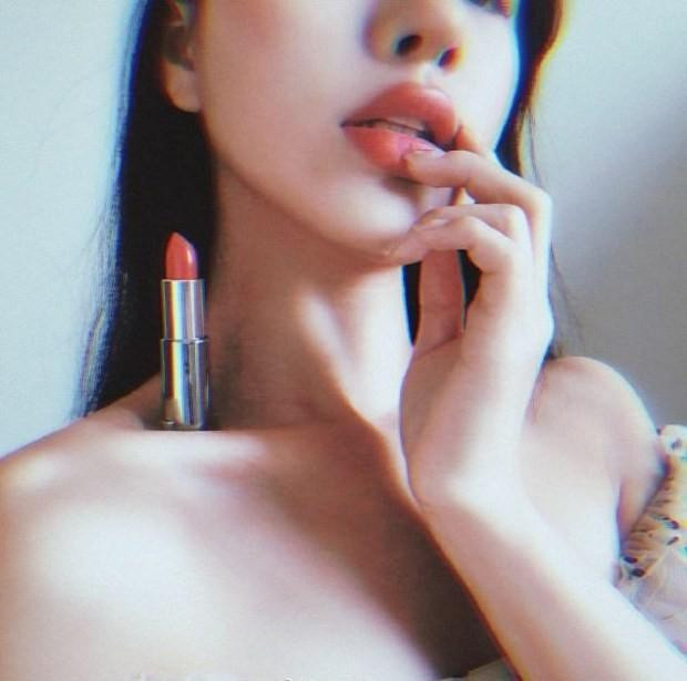 Nhiều cô gái hài hước thú nhận rằng bản thân chỉ có thể giữ cây son vài giây còn nhiều người lại cho hay giữ được đồ vật trên hõm xương quai xanh khá lâu, miễn là không di chuyển.