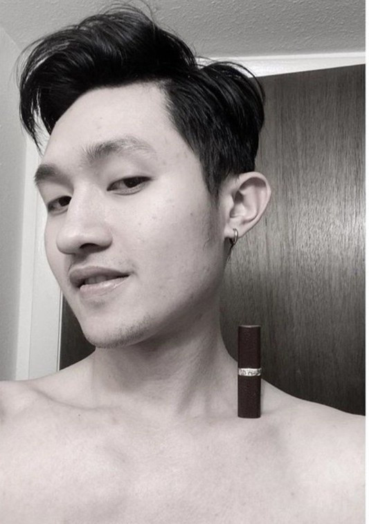 Bất kể nam hay nữ đều có thể tham gia thử thách thú vị này chỉ cần có một cây son và một hõm xương quai xanh đủ sâu để giữ cây son đững im trên đó. Ảnh: @alex.tuananh.