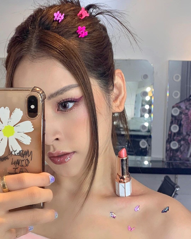 Trào lưu đặt son lên xương quai xanh quá hot tại đất nước tỷ dân và bắt đầu ảnh hưởng tới cộng đồng mạng Việt Nam. Chi Pu là người nổi tiếng đầu tiên tham gia trò chơi này. "Thử thách #lipstickchallenge, nhiệm vụ hoàn thành. Giờ tôi thách các bạn đấy" - Nữ ca sĩ viết trên trang cá nhân, không quên gắn thẻ 3 người bạn thân của cô là Quỳnh Anh Shyn, hot girl Salim và Sun HT để cùng tham gia thử thách.