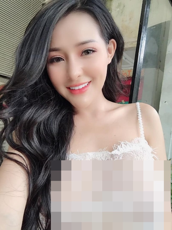 Cụ thể, hot girl Ngân 98 bị mất chiếc điện thoại chứa nhiều clip và ảnh nhạy cảm cùng bạn trai cũ mà cô nàng lưu lại trong nhiều tháng. Những hình ảnh này sau đó đã bị tung lên 1 trang web lạ.