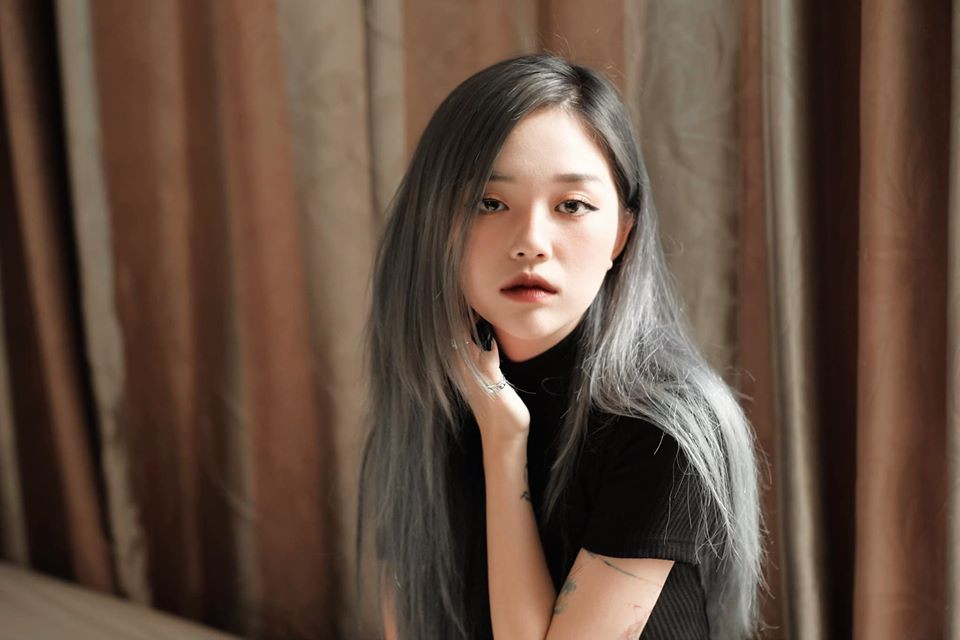 Nữ streamer Linh Ngọc Đàm cũng nửa đùa nửa thật cho rằng dạo này nhìn lại bản thân cô hơi giống cô gái trầm cảm.