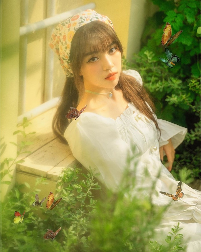 Linh Ngọc Đàm (sinh năm 1996) là nữ streamer có tiếng tại Việt Nam. Bên cạnh công việc livestream game, cô nàng còn làm vlog, quay clip vui nhộn cùng một số đồng nghiệp của mình như Quang Cuốn, Misthy,...