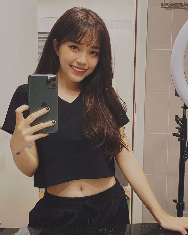 Có khiếu hài hước cùng khuôn mặt xinh đẹp, Linh Ngọc Đàm sở hữu một số lượng lớn người hâm mộ. Trang cá nhân của cô hiện có hơn 1 triệu lượt theo dõi.