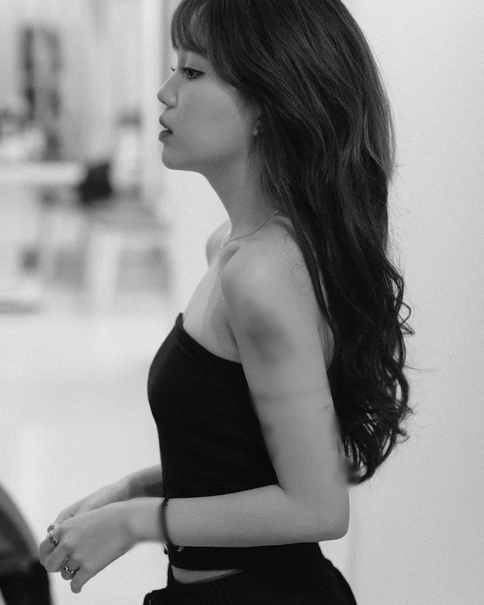 "...Đối với những người tới tận nơi tặng em một cái ôm, một cốc rượu, một cái nắm tay. Sau này bất cứ lúc nào mọi người cần ngược lại em, em luôn sẵn sàng. You have my word" - Linh Ngọc Đàm viết.