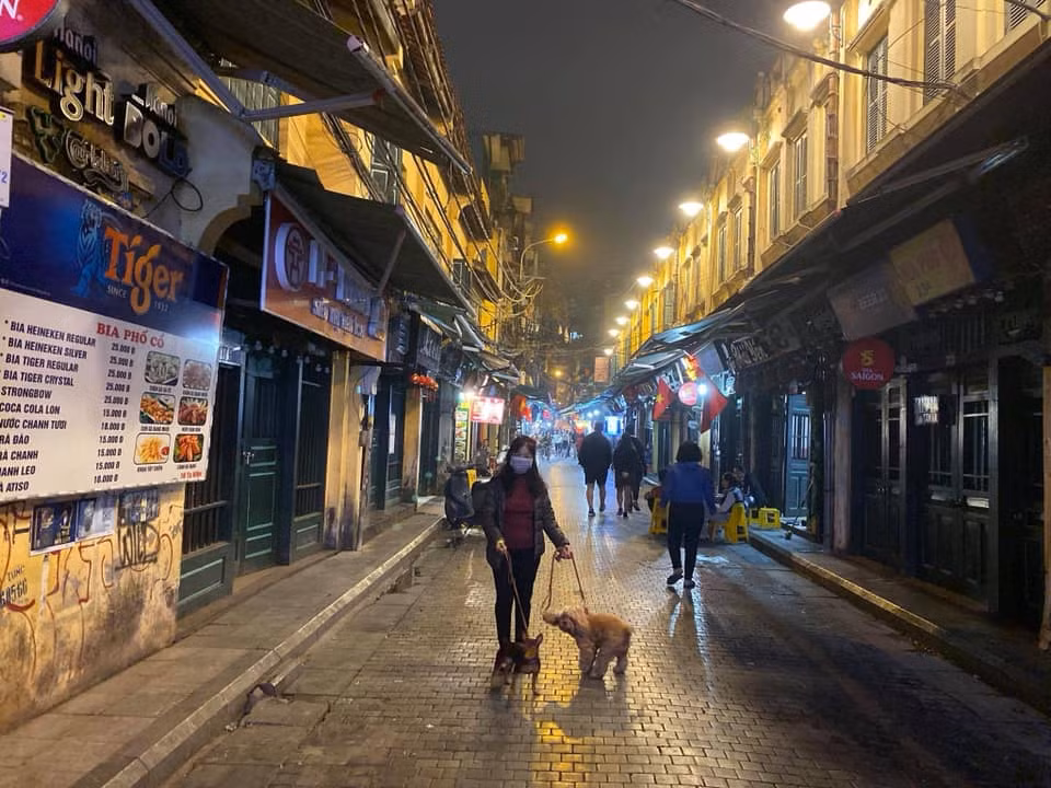 Các dịch vụ kinh doanh tại con phố này "đóng băng" kể từ sau khi có quyết định yêu cầu các quán bar, karaoke đóng cửa để tránh tụ tập nơi đông người, hạn chế lây nhiễm Covid-19.