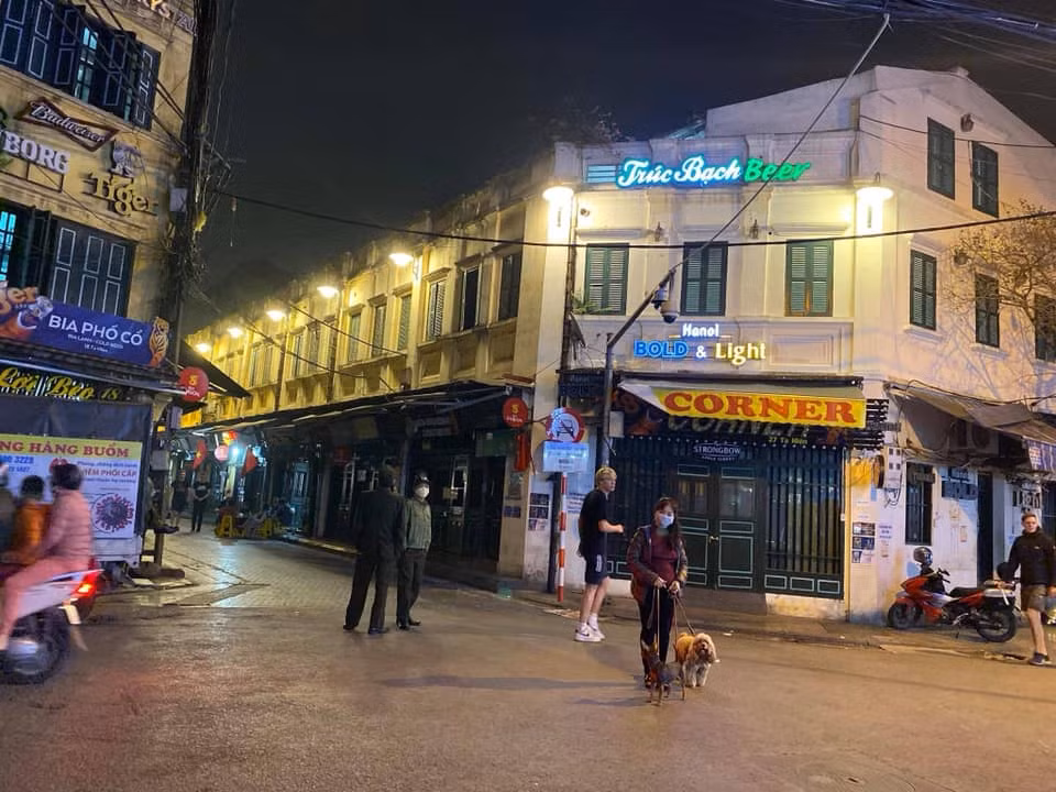 Lực lượng an ninh, công an phường cũng phải túc trực tại phố Tạ Hiện và những con phố nhộn nhịp khác để tránh hoạt động kinh doanh "chui" phát sinh. Hiếm khi người dân khu vực này lại còn có thể dắt chó đi dạo vào buổi tối như thế này.