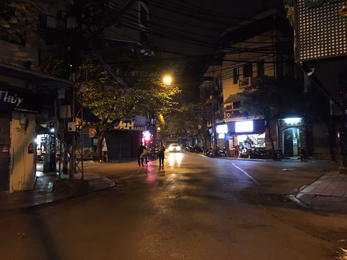 Không chỉ ở Tạ Hiện mà trên khắp các con phố Hà Nội đều rơi vào tình trạng "vắng tanh như chùa Bà Đanh". Việc này một phần là do khuyến cáo tránh nơi đông người của thành phố, người dân hạn chế đi lại, phần khác là học sinh, sinh viên và người đi làm được nghỉ dài ngày.