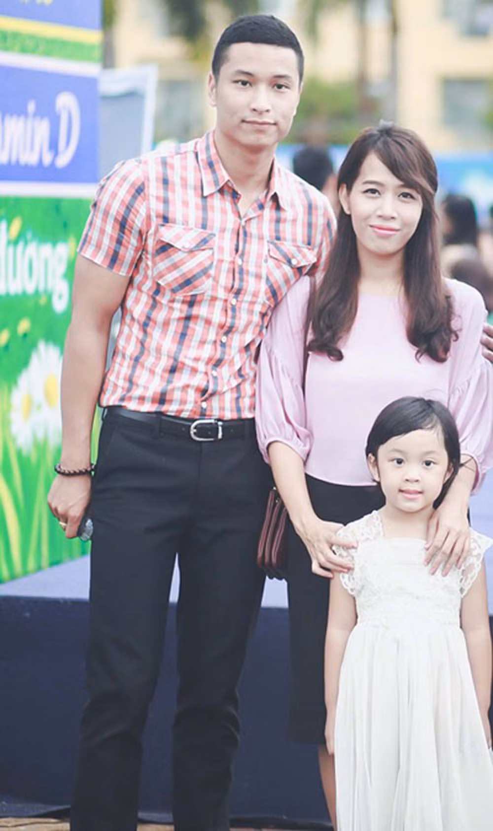 Cuối năm 2010, nữ MC VTV kết hôn với với bạn đồng nghiệp Trung Kiên sau 3 năm yêu nhau. Thế nhưng từ lâu, Diệp Chi đã xoá hết ảnh chồng khiến tin đồn ly hôn dấy lên, tuy nhiên cô chưa từng nhắc đến chuyện này. Trên trang cá nhân, Diệp Chi chỉ đăng ảnh cùng con gái An Nhiên đi du lịch khắp nơi trên thế giới.