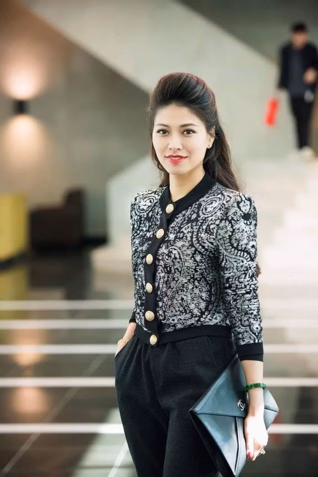 Khỏi phải bàn, Ngọc Trinh hiện là BTV nổi danh VTV24 với phong cách sắc sảo, tự tin. Cô là cựu sinh viên Đại học Mỹ thuật Hà Nội, sau đó là Đại học Mỹ thuật Công nghiệp. Nữ MC đình đám dẫn dắt nhiều chương trình như Bản tin Tài chính, Cafe sáng với VTV3....