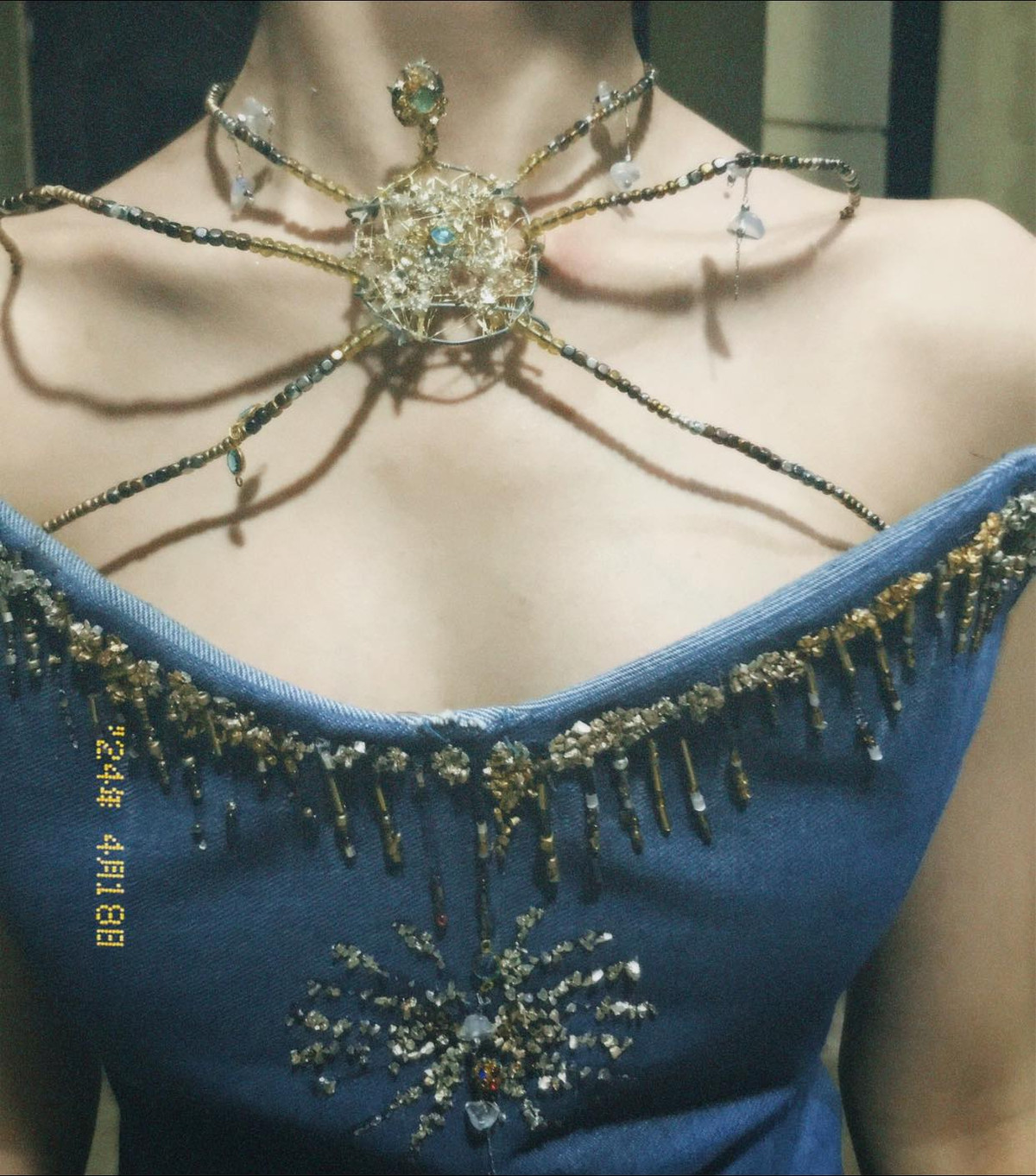 Phần cúp ngực được đính hạt cá tính.