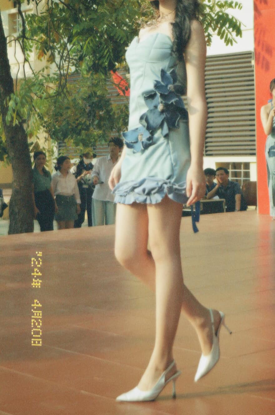 Sự phối màu đậm nhạt cũng được các em học sinh kết hợp một cách hài hòa. Những bộ đồ không còn được sử dụng nay được nâng tầm thành những thiết kế cực trendy.