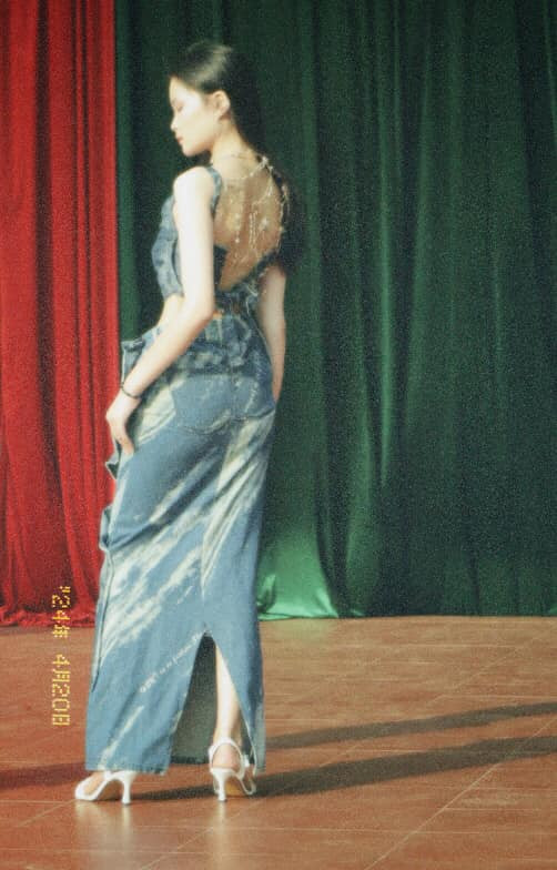 Các thiết kế này đều được làm từ vải jean cũ.