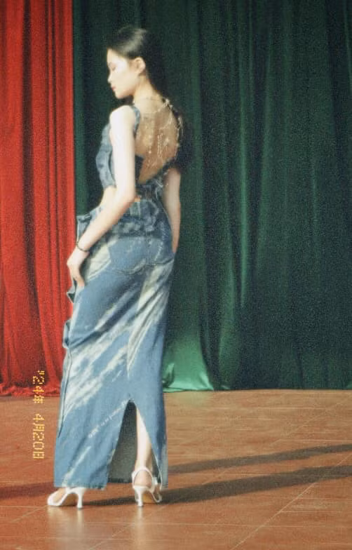 Các thiết kế này đều được làm từ vải jean cũ.