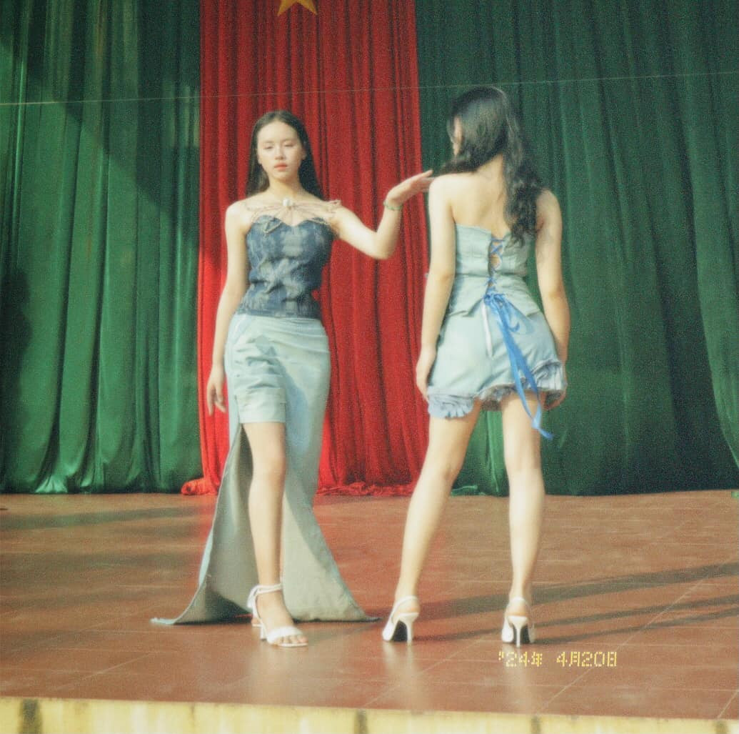 Được biết, đây là những sản phẩm dự thi chương trình "Thời tảng và cuộc sống" với chủ đề sáng tạo từ vải jean tái chế, do đoàn trường THPT Nguyễn Trung Thiên tổ chức và khởi xướng.