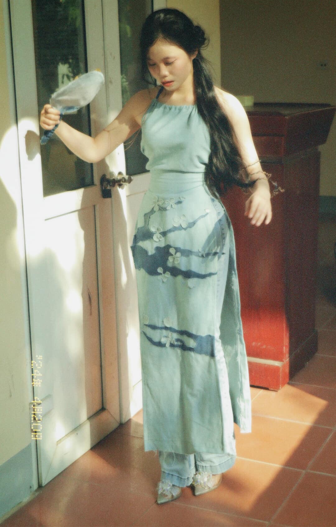 Điểm nhấn ở tà váy là họa tiết cành hoa, cũng được cắt tạo từ vải jean.