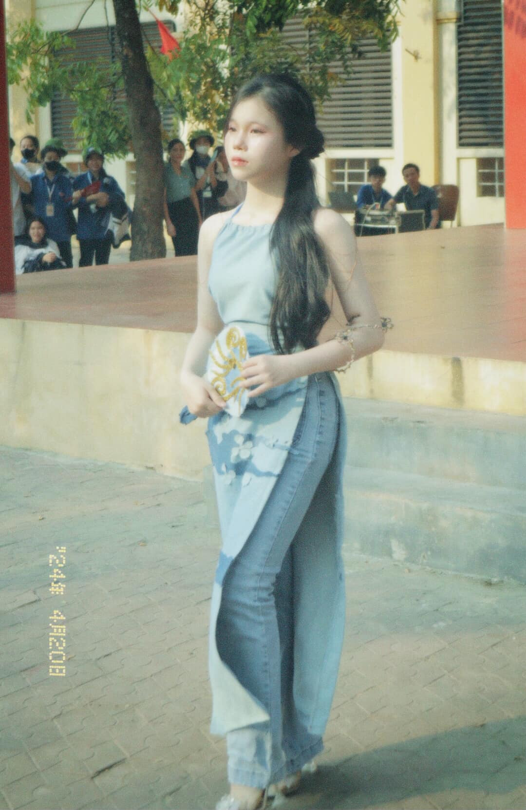 Áo yếm dài kết hợp cùng quần jean vừa truyền thống lại cũng rất hiện đại.