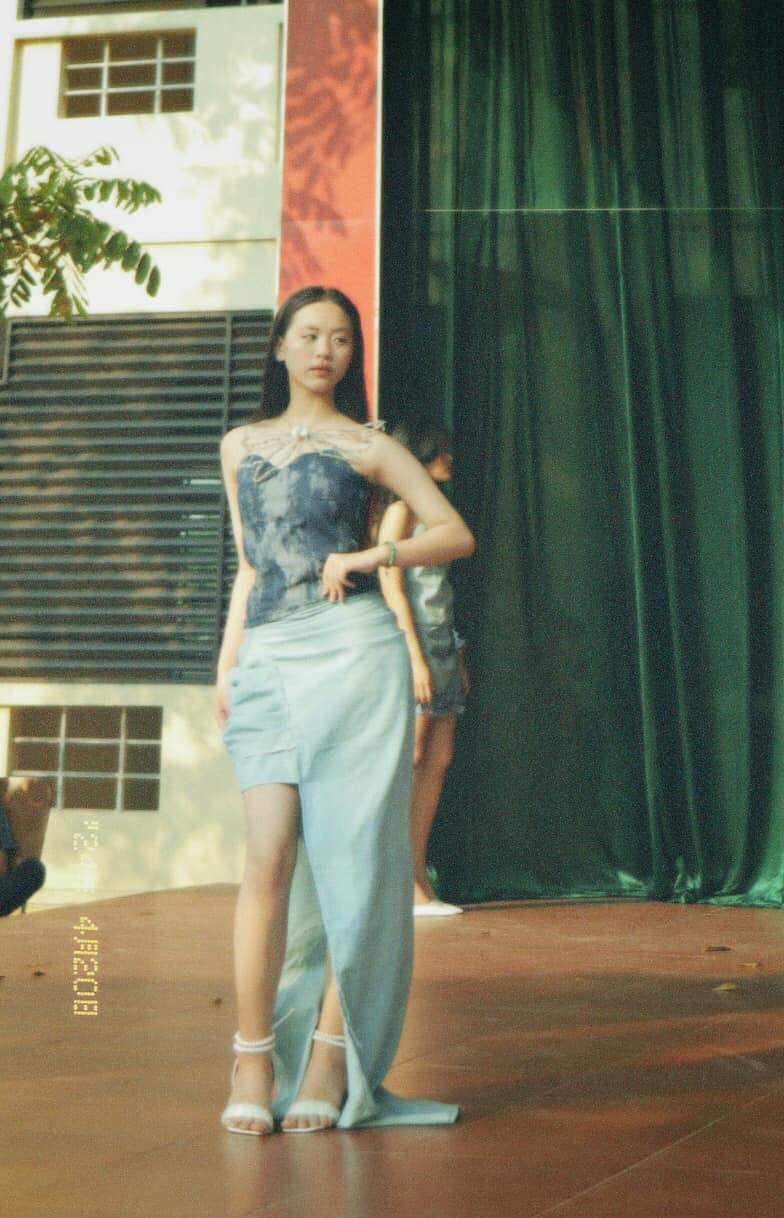 Được biết, những trang phục này đều được tạo nên từ những sản phẩm jean đã cũ, không còn dùng đến.