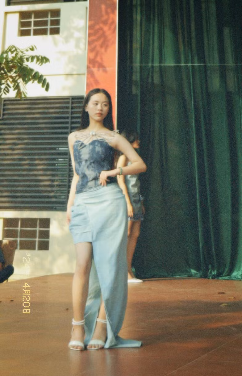 Được biết, những trang phục này đều được tạo nên từ những sản phẩm jean đã cũ, không còn dùng đến.