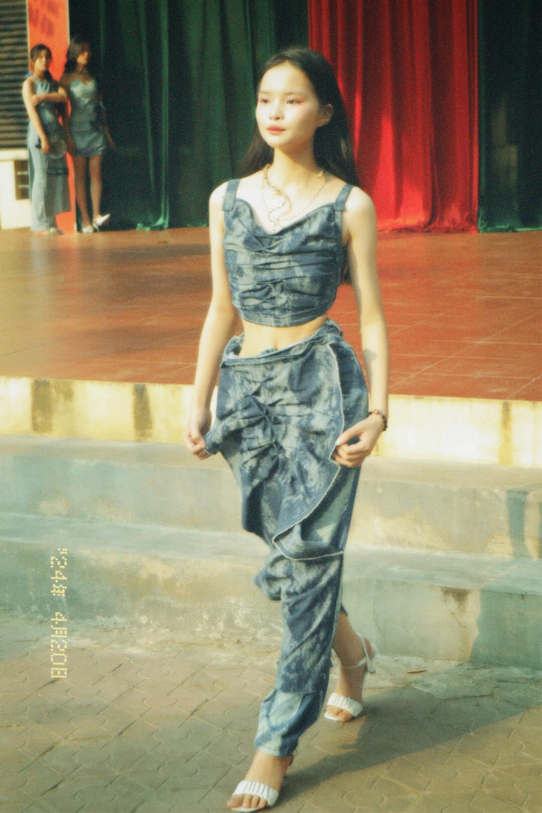 Người mẫu trình diễn cũng là các em học sinh. Dù còn non nớt nhưng những người mẫu đã toát lên vẻ tự tin, ấn tượng.