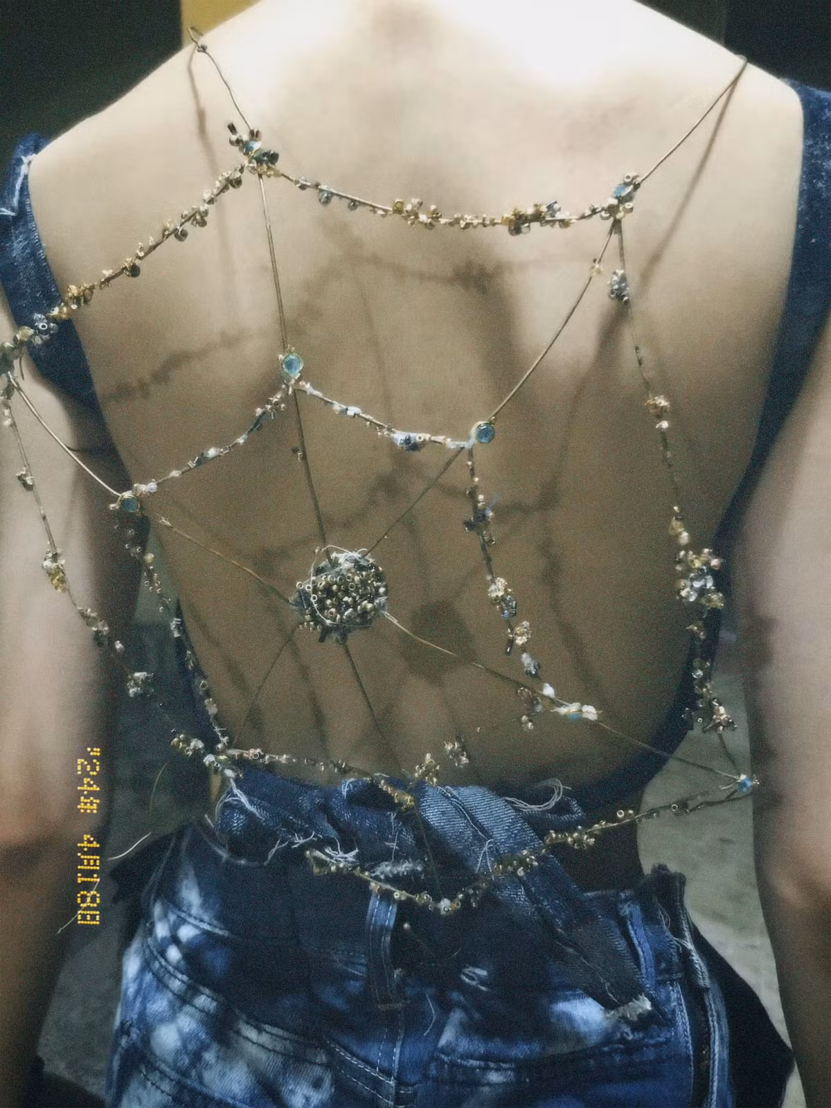 Ngoài ra, phụ kiện cũng được các em học sinh sáng tạo từ những nguyên liệu từ các trang phục không còn dùng đến.