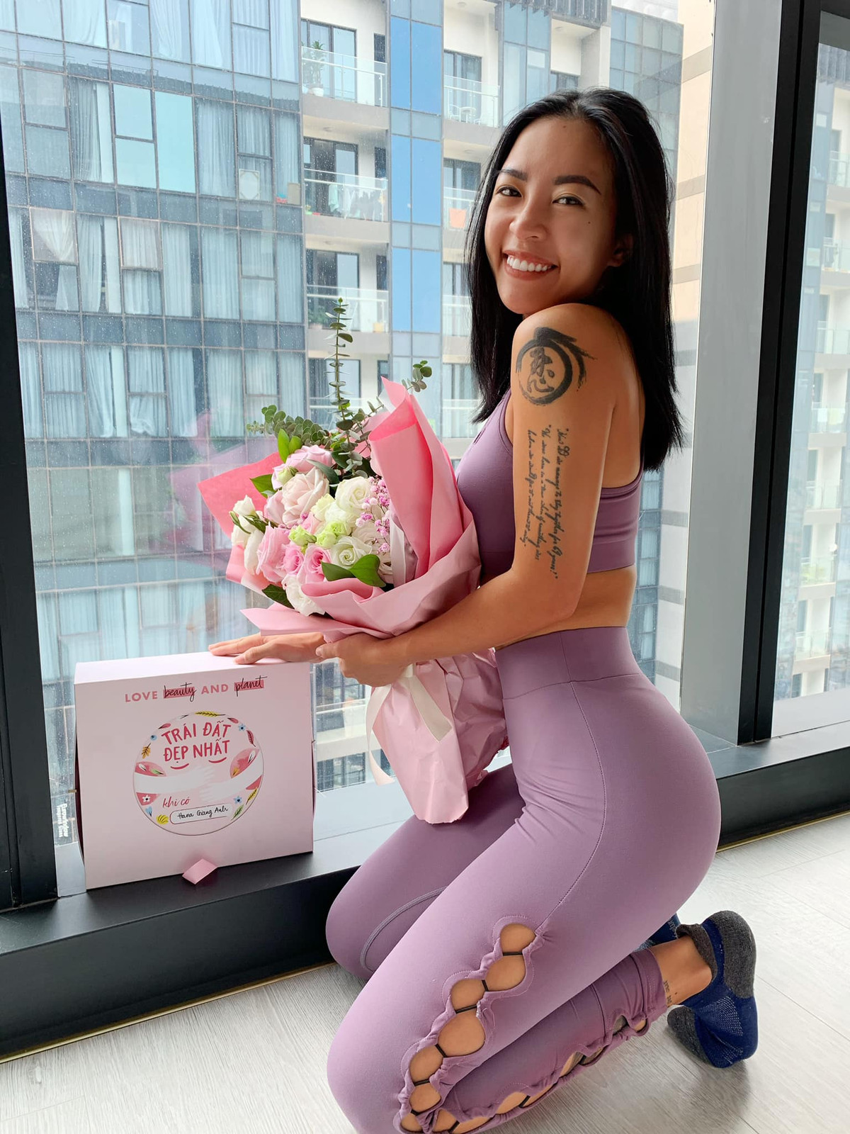 "Không hiểu tại sao lên sóng truyền hình mà nói như vậy, sống thoáng cũng không nên thế. Có chồng ở đó nữa, không giữ thể diện cho chồng à?", "Những chuyện tế nhị thế thì biết với nhau thôi, mang ra cho cả thiên hạ bàn tán à?" - Dân mạng bình luận.