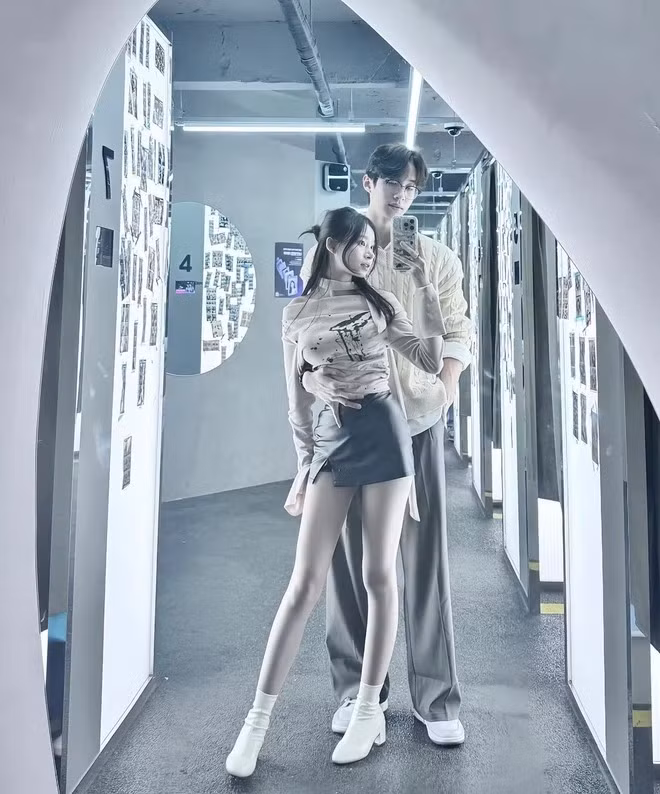 Cặp đôi đũa lệch 25cm này khiến nhiều người mơ ước bởi những cử chỉ, hành dộng ngọt ngào.